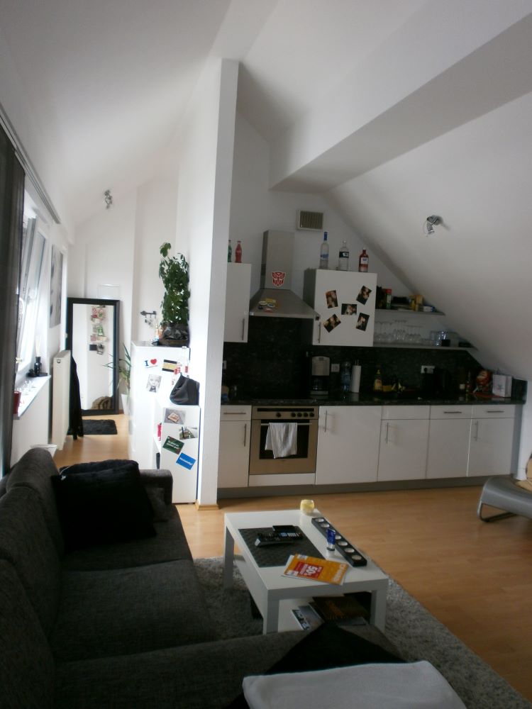 K�che Eschborn Dachgeschosswohnung Gem�tliche 1 ZW mit EBK, Balkon, Aufzug u. Stellplatz zum Kauf in zentraler Lage von Eschborn.