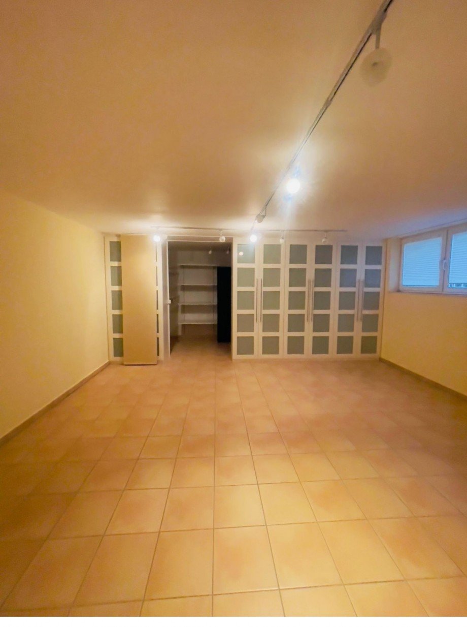 Zimmer UG Doppelhaush�lfte Schwalbach am Taunus