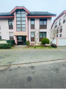 Hausansicht Sch�ne 2 ZW mit Garten und Garage in Kriftel.