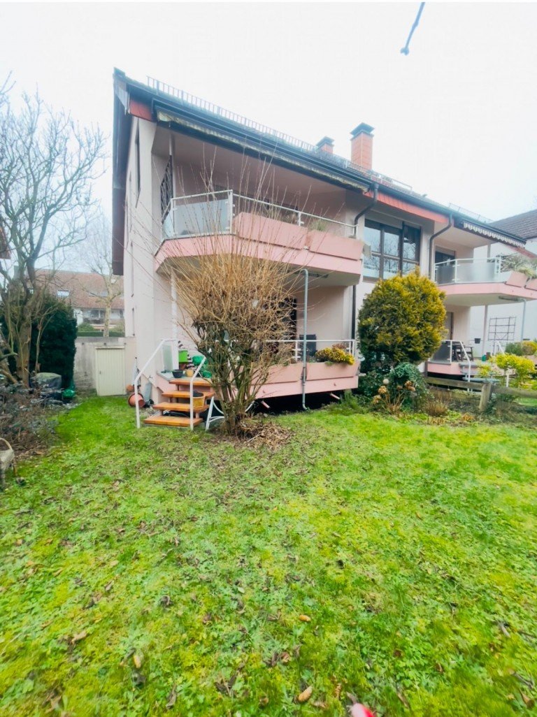Hausansicht hinten Kriftel Terrassenwohnung Sch�ne 2 ZW mit Garten und Garage in Kriftel.