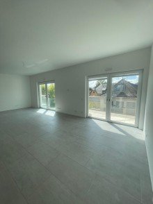 Wohnzimmer 4 ZW, mit EBK, Aufzug, Balkon, TG in zentraler Lage von Eschborn. VERMIETET
