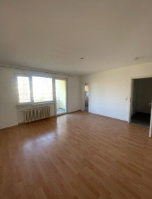 Wohnzimmer 1 ZW mit EBK, Balkon und PKW Stellplatz zur Miete in Eschborn.VERMIETET